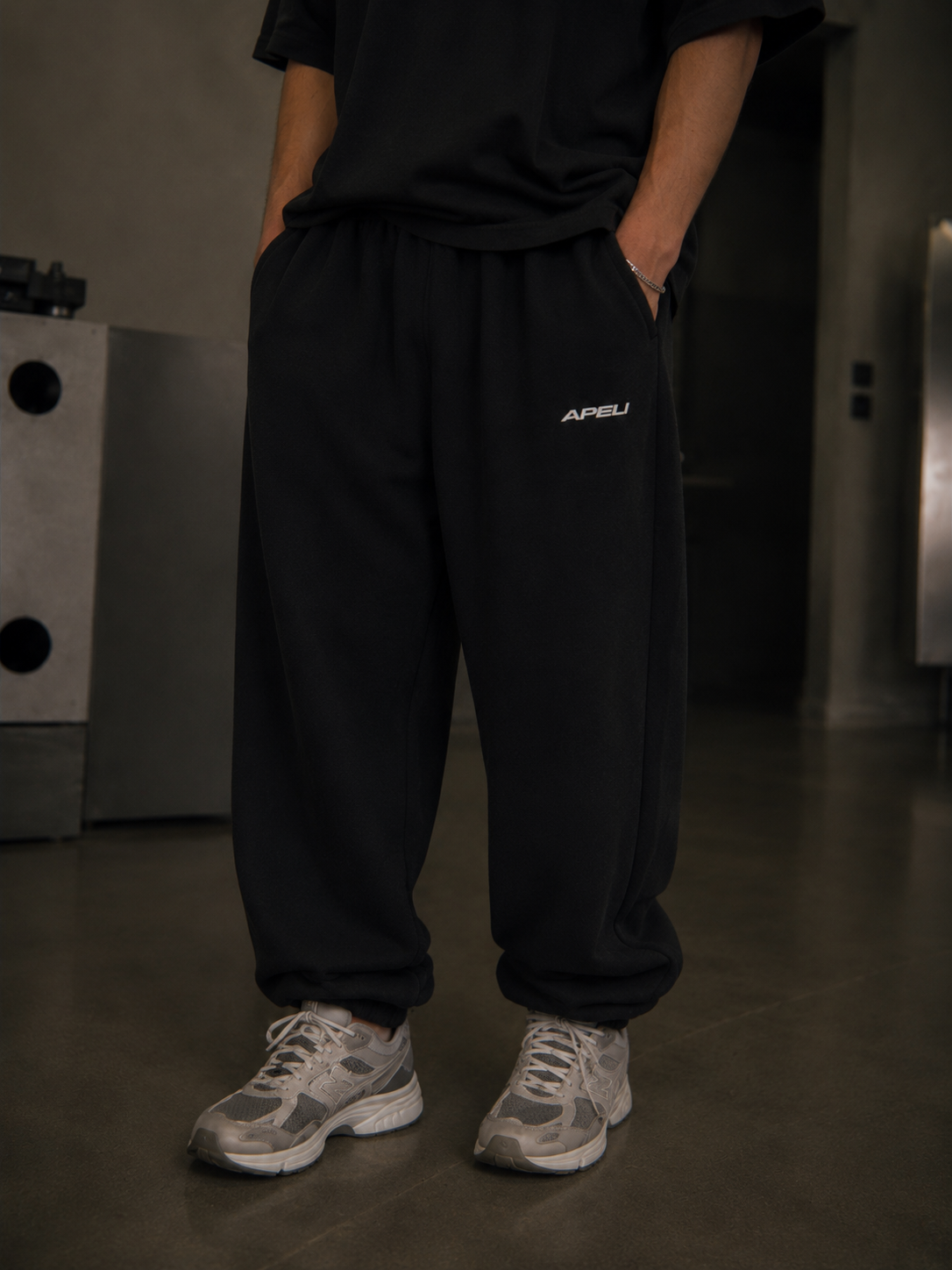 APELI ESSENCE JOGGERS - BLACK
